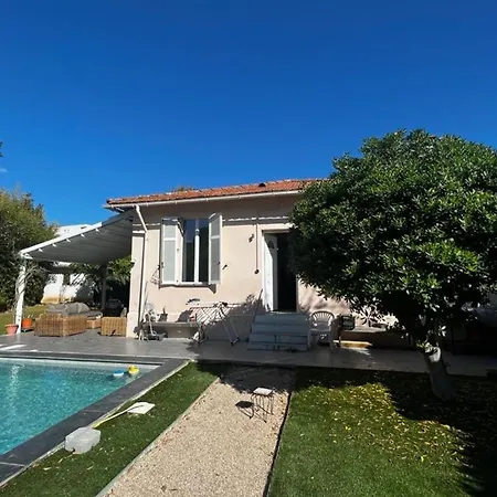 בית נופש In The City-center Of With A Private Pool אנטיב