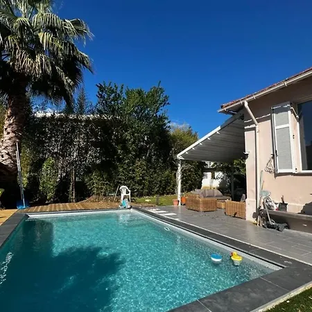 In The City-center Of With A Private Pool בית נופש *