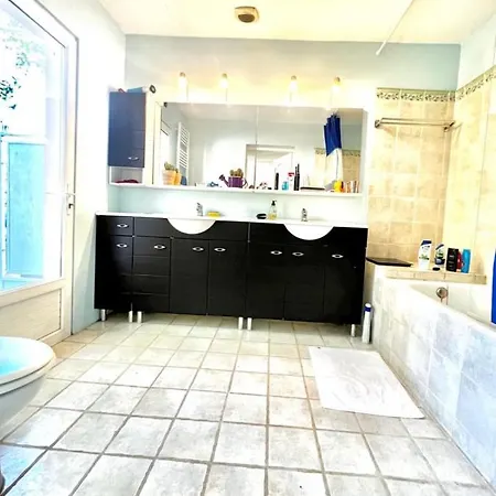 בית נופש In The City-center Of With A Private Pool