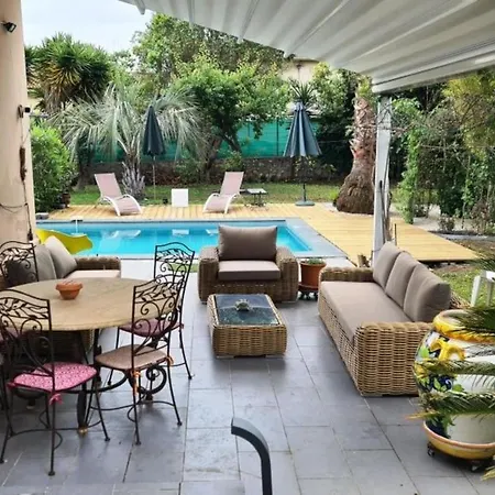 בית נופש In The City-center Of With A Private Pool אנטיב